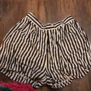 H&M black and white striped shorts 4
